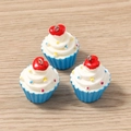 Drie kleurrijke resin cupcake bedeltjes met rode hartjes op hout voor DIY sieraden maken - 5 Stuks / Blauw