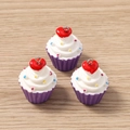 Detailweergave van drie hars cupcake hangers met rode hartjes op houten ondergrond - 5 Stuks / Paars