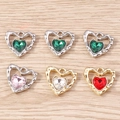 Dettaglio di ciondoli a cuore Y2K con pietre preziose sfaccettate e cornici in metallo martellato - Set di 4 / Multicolore