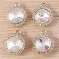 Lot de quatre pendentifs en cristal strass brillant pour bijoux DIY sur fond en bois - Blanc