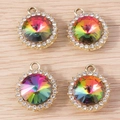 Lot de quatre pendentifs ronds dorés avec cristaux colorés et strass brillants - Coloré