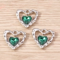 Dettaglio di ciondoli a cuore in argento con gemme verde smeraldo e piccoli cristalli - Set di 4 / Argento Verde