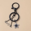 Dettaglio del portachiavi a stella gotica con strass neri e catena in argento lucido - Pentagramma