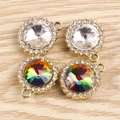 Détail macro de pendentifs ronds en strass avec base dorée pour création de bijoux - Multicolore