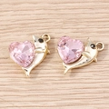 Ciondoli a forma di delfino dorato con cristalli a cuore rosa per creazioni di gioielli - Confezione da 10 / Rosa