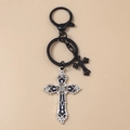 Detailsicht der gotischen Kreuz-Schlüsselanhänger mit schwarzem Emaille und Sternen - Vintage Kreuz