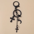 Gotischer schwarzer Metall-Schlüsselanhänger mit Kreuz und Mond auf beigem Grund - Mond Kreuz
