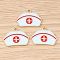 Gros plan de trois pendentifs de chapeau d'infirmière bleu clair avec croix rouge sur bois - Lot de 10 / Coiffe d'infirmière bleue