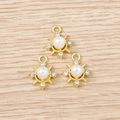 Tre ciondoli a forma di fiocco di neve dorato con perle e strass su base in legno - Oro