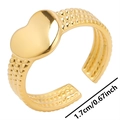 Detalle del anillo de corazón dorado con textura martillada y diseño abierto ajustable - Dorado
