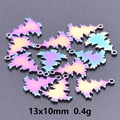 Macro detail van regenboog rvs kerstboom bedeltjes van 13x10mm voor doe-het-zelf sieraden - Kleurrijk