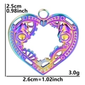 Détail macro du pendentif cœur steampunk iridescent avec engrenages et mesures - Pendentif Seul (Sans Chaîne) / Arc-en-ciel