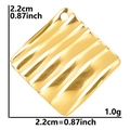 Detalle macro del colgante de rombo en acero inoxidable bañado en oro 18k con textura - Dorado