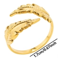 Dettaglio anello a piuma dorato con misure del diametro interno regolabile di 1,7 cm - Oro