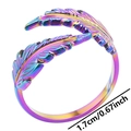 Dettaglio macro dell'anello a piuma regolabile con finitura galvanica arcobaleno - Arcobaleno