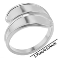 Detalle del diseño ondulado en un anillo de acero inoxidable plateado de 1,7 cm de ancho - Color Acero