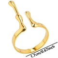 Vista detallada del anillo dorado irregular que muestra el diámetro interior de 1,7 cm - Dorado