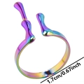 Detalle del anillo de acero inoxidable arcoíris de 1,7 cm con textura de lava ondulada - Arcoíris