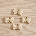 Pack de 4 colgantes de lazo dorado con perlas blancas y diamantes para joyas DIY - Dorado