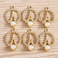 Makroaufnahme von 6 goldenen Eiffelturm-Anhängern mit Strass und Perlen für DIY-Schmuck - Gold