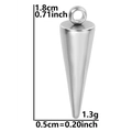 Detailansicht des silbernen Kegelanhängers mit Maßen von 1,8 cm Höhe und 0,5 cm Durchmesser - Stahlfarbe