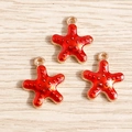 Drei rote Seestern-Emaille-Anhänger mit Goldpunkten auf hellem Holzhintergrund - Rot Seestern Emaille Stil (YD506hongse) / 10er Pack / Rot