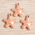 Drei rosa Seestern-Emaille-Anhänger mit Goldmetallrahmen auf Holzstruktur Hintergrund - Rosa Seestern Emaille Stil (YD506fense) / 10er Pack / Rosa