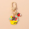 Porte-clés émaillé dessin animé chat noir dans panier avec charme fraise - Chat de Panier de Fleurs