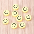 Dettaglio di perline a forma di smile gialle in acrilico per creazioni di gioielli fai da te - Confezione da 100 / Yellow Black Smiley (1338)