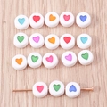 Dettaglio di perline in acrilico bianco con cuori colorati per creazione gioielli DIY - Confezione da 100 / Cuori Colorati Bianchi (1341)