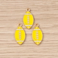 Detailaufnahme gelber Emaille-American-Football-Anhänger mit goldenen Metallumrissen - Gelb