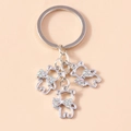 Dettaglio portachiavi a forma di orsetto traforato con fiocchi di strass brillanti - Argento