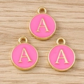 Detailansicht der rosa Emaille-Alphabet A Rundanhänger mit Goldfinish für DIY-Schmuckherstellung - Buchstabe A / 10er Pack