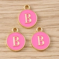 Nahaufnahme der runden rosa Emaille-Anhänger mit goldenem Buchstaben B für DIY-Schmuck - Buchstabe B / 10er Pack