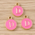 Detailansicht des rosa Emaille-Buchstaben D Anhängers mit goldenem Rand für DIY Schmuck - Buchstabe D / 10er Pack