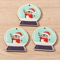 Detailweergave van drie houten pinguïn sneeuwbol hangers met voorgeboorde gaten - Zwarte Pinguïn