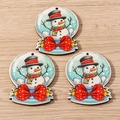 Drie houten kerstsneeuwpop hangers met rode strikken voor DIY feestelijke decoratie - Rode Sneeuwpop