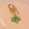 Détail du porte-clés feuille d'érable en émail vert avec anneau doré et mousqueton - Vert