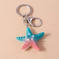 Dettaglio portachiavi a stella marina in resina sfumata blu rosa con perle e gancio - Rosso Anguria