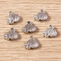 Détail de pendentifs citrouille en argent antique pour bijoux DIY sur bois clair - Citrouille