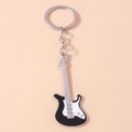 Detailansicht eines kreativen schwarz-weißen E-Gitarren-Schlüsselanhängers mit Metallring - Schwarz
