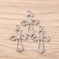 Detailansicht der mit Strass besetzten Hohlkreuz-Anhänger für DIY-Schmuckherstellung - Silber