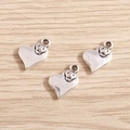 Tre ciondoli a cuore argento vintage con fiore a rilievo per creazione gioielli DIY - Argento