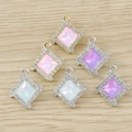 Macro-opname van geometrische ruitvormige hangers met strasstenen voor DIY-sieraden - Meerkleurig
