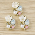Drei Blumenanhänger mit weißen Opal-Perlen und rosa Strasssteinen auf Holz - 10er Pack / Blau