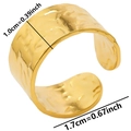 Detalle del ancho de 1,0 cm y la textura martillada en el anillo de acero inoxidable dorado - Dorado