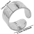 Detalle de anillo de acero inoxidable martillado de 1,0 cm de ancho con banda ajustable - Plateado