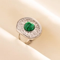 Detalle macro de anillo retro de acero con malaquita verde y textura de rayo de sol - Base Plateada Piedra Verde Malaquita (J527-S-G)