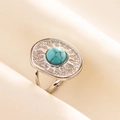 Detalle de anillo ajustable de acero inoxidable con piedra turquesa y diseño de rayos de sol - Base Plateada Piedra Azul Claro (J527-S-LB)