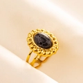 Détail macro d'une bague vintage dorée en acier inoxydable avec pierre de marbre - Base Dorée Pierre Noire
